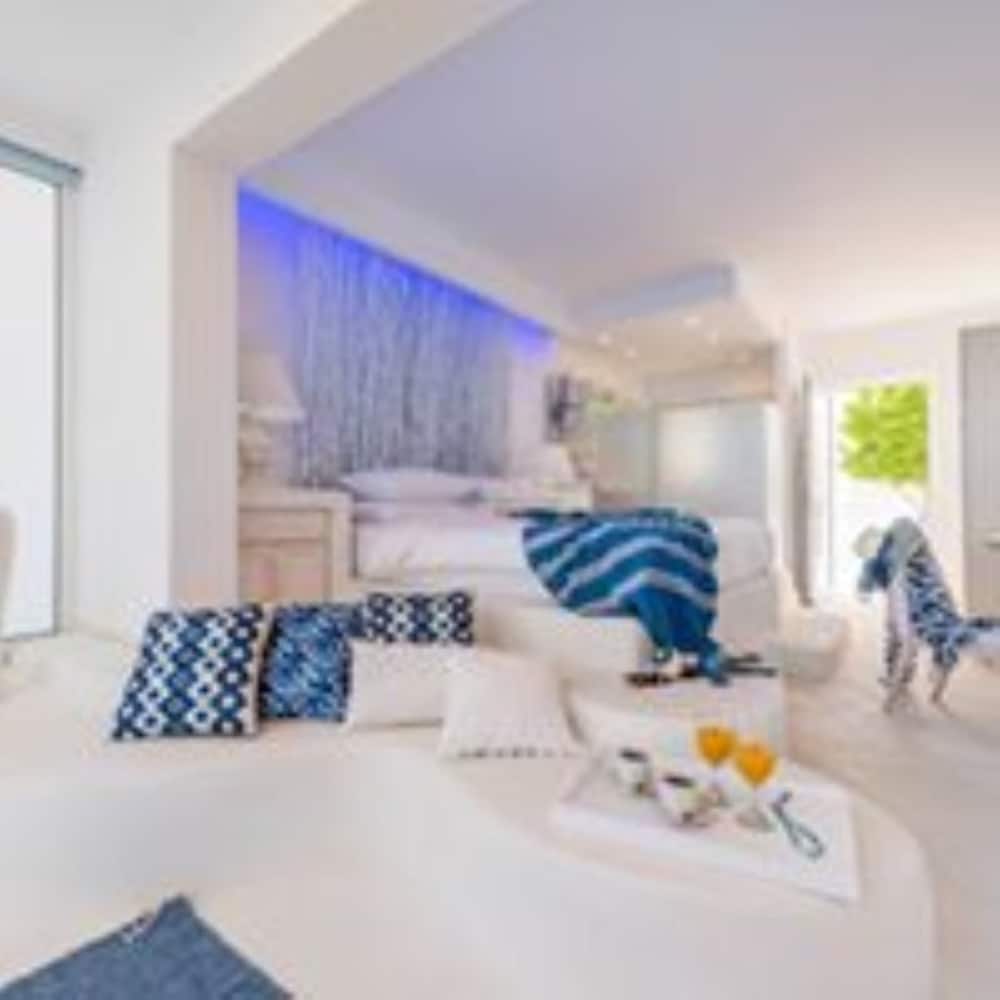 Kouros Home Hotel