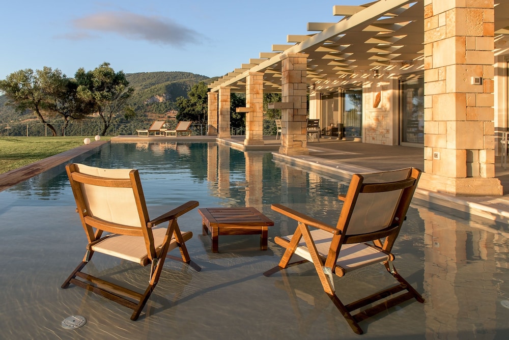 Artina Luxury Villa
