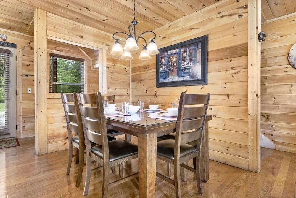 A Perfect Getaway - 4 Bedrooms, 4 Baths, Sleeps 15 Cabin by RedAwning