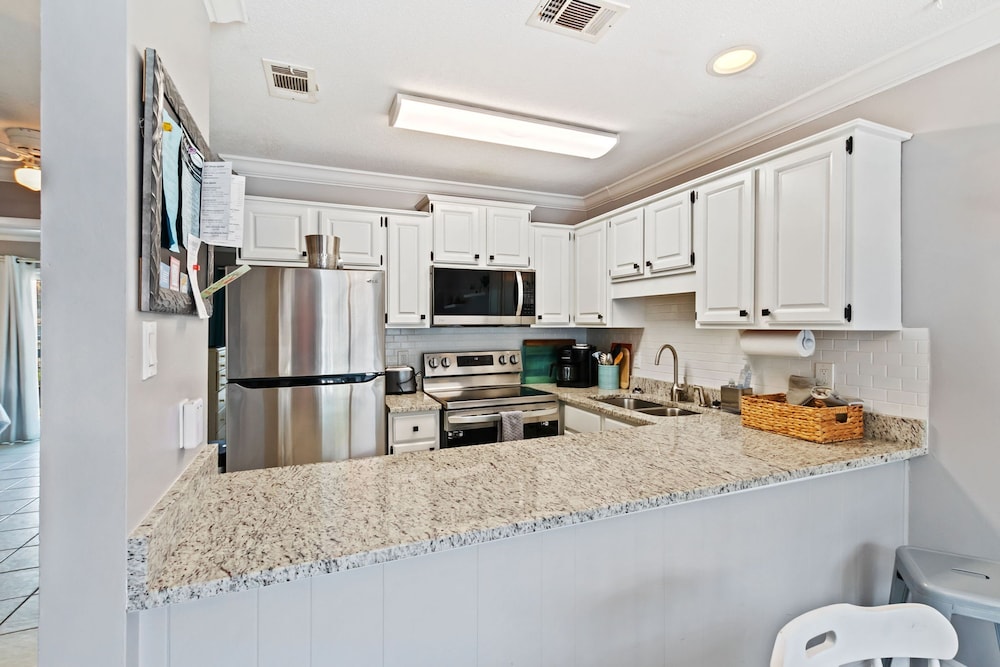 2BR Condo Beach Access Pool and Walk to Hangout