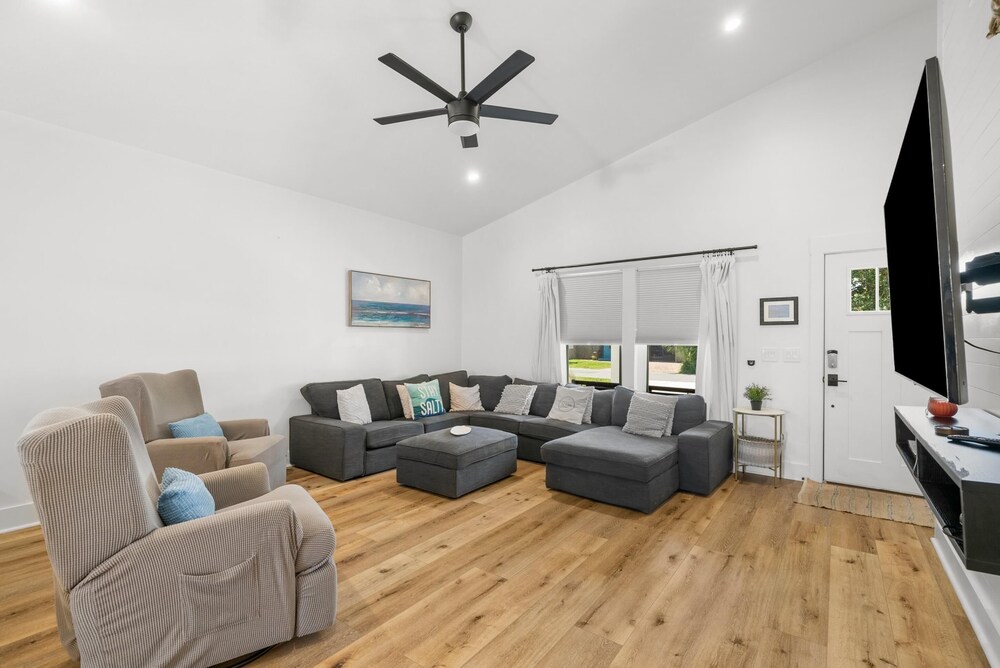 Beach House - 6th Street Retreat by PHG