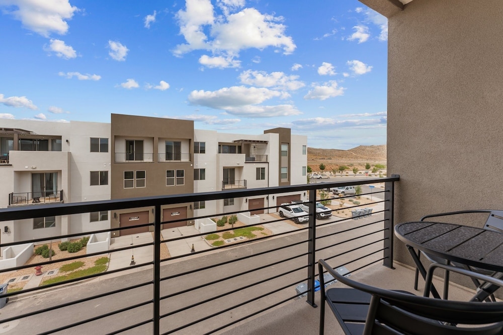 Canyon Country Oasis 6 Bedroom Townhouse