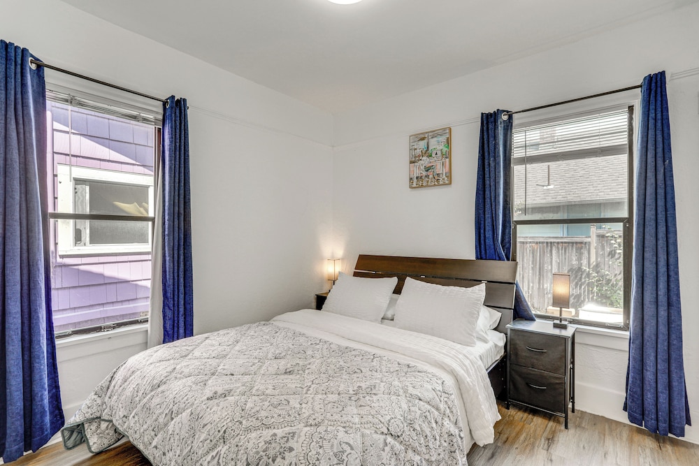 1 Mi to Green Lake: Family-friendly Seattle Home