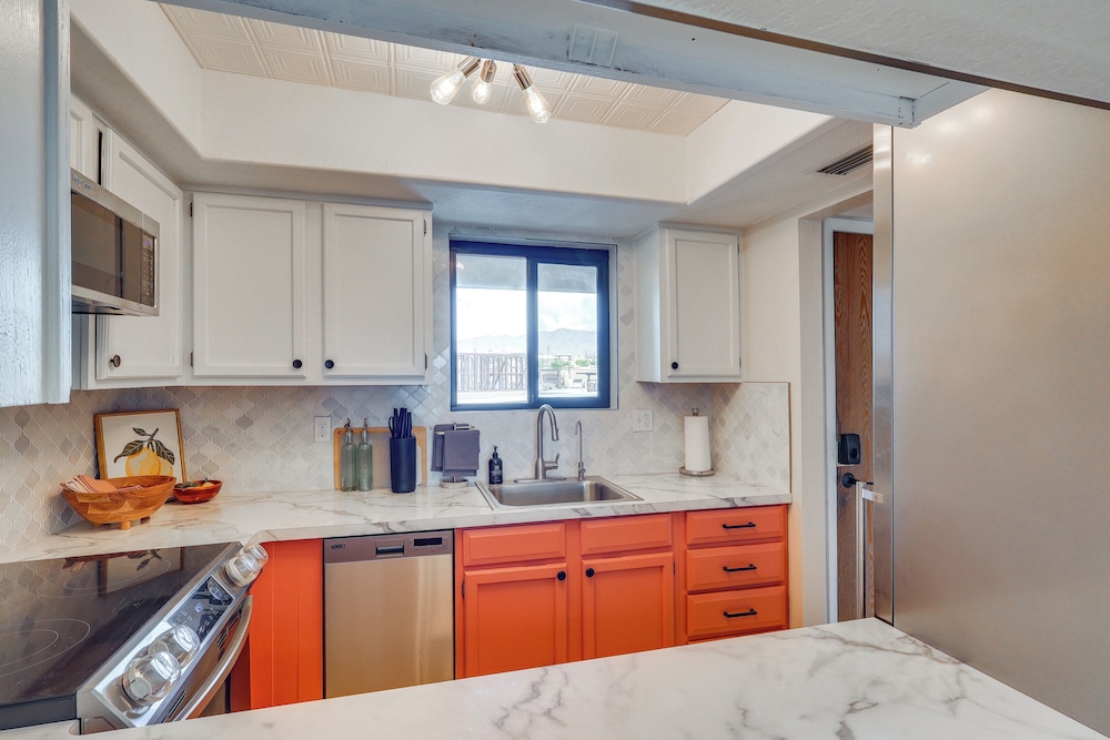 < 2 Mi to London Bridge: Chic Condo w/ Pool Access