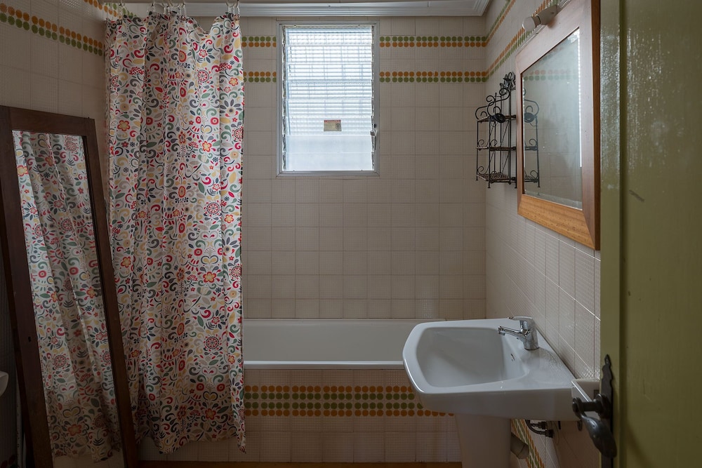 House -sleeps 8-natural Pool-pet Friendly