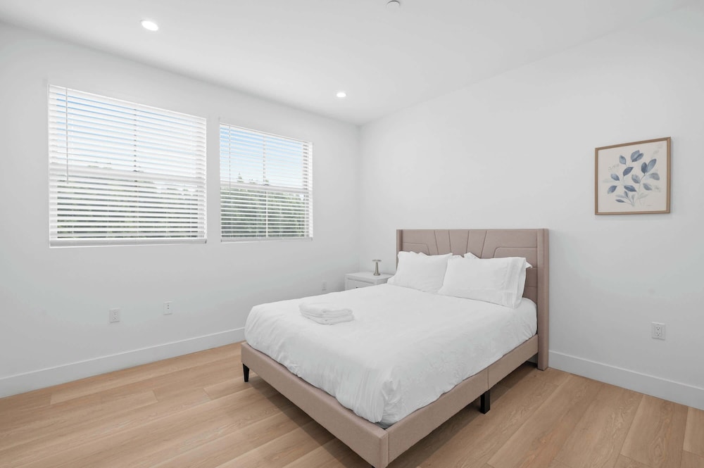 Not Affected by the Fire/modern 5BR Home With Full Amenities & Parking #2