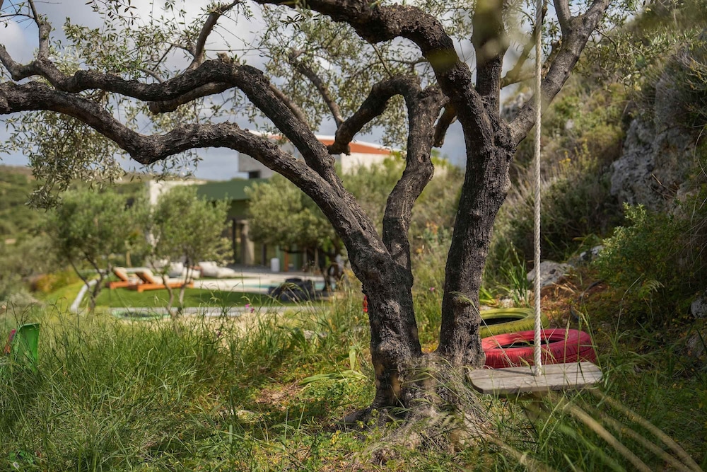 Oliva Emerald Eco - Secluded Off-grid Vineyard Villa