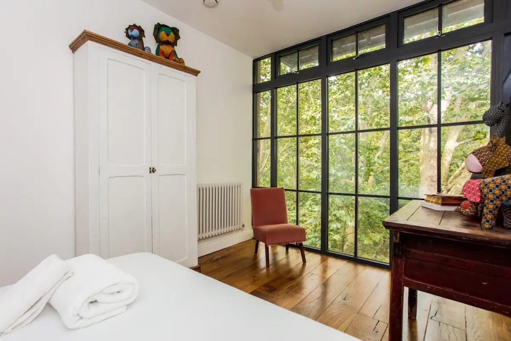 Cosy 2 Bedroom Apartment With Great Outdoor Balcony