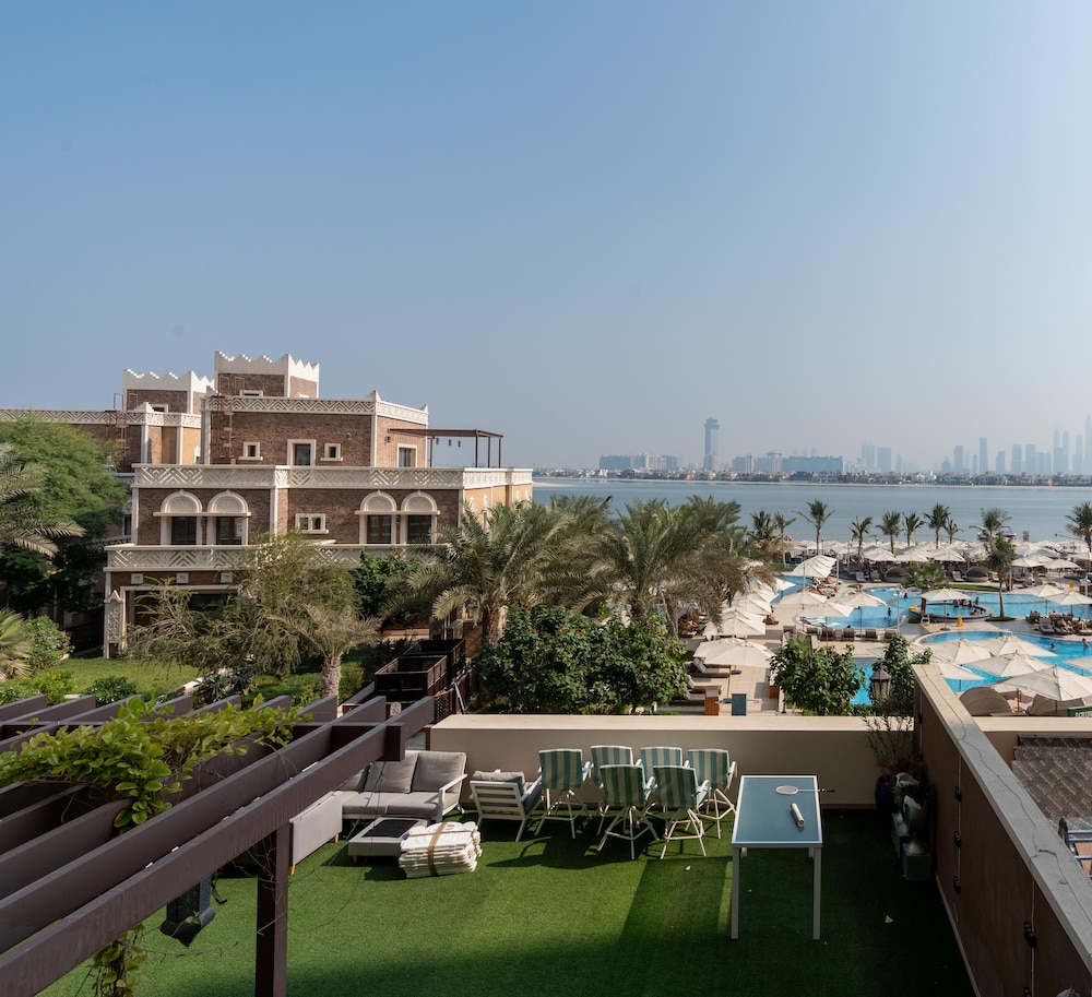 Massive 2 Bedroom with Palm View Balqis