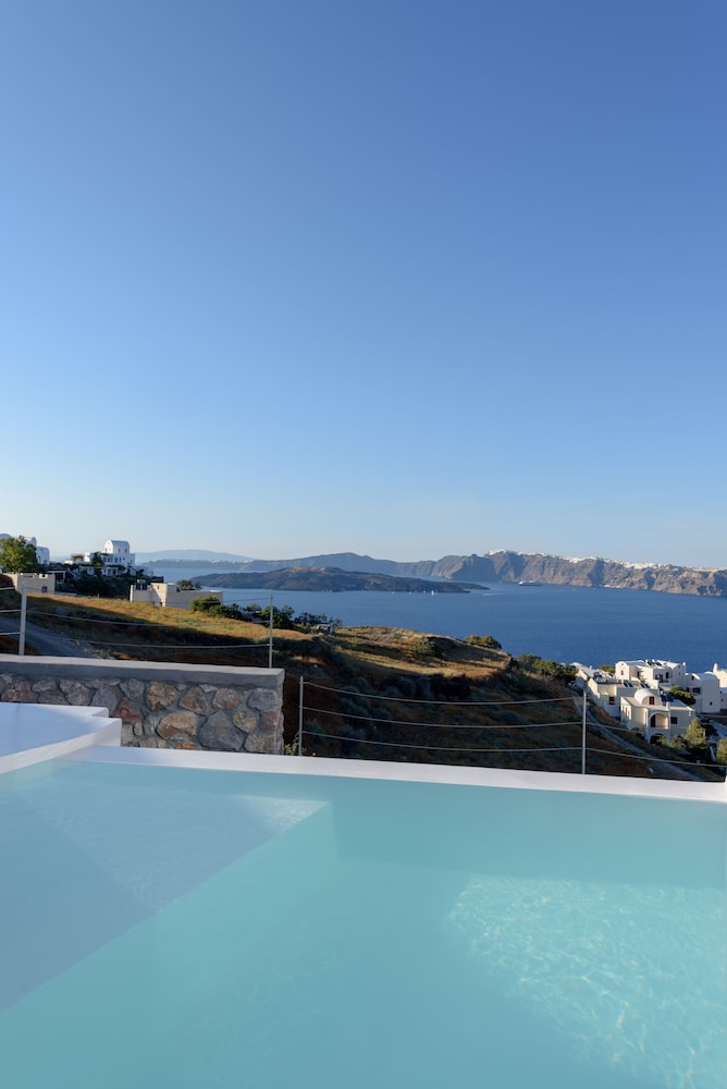 Earino Suites & Villas