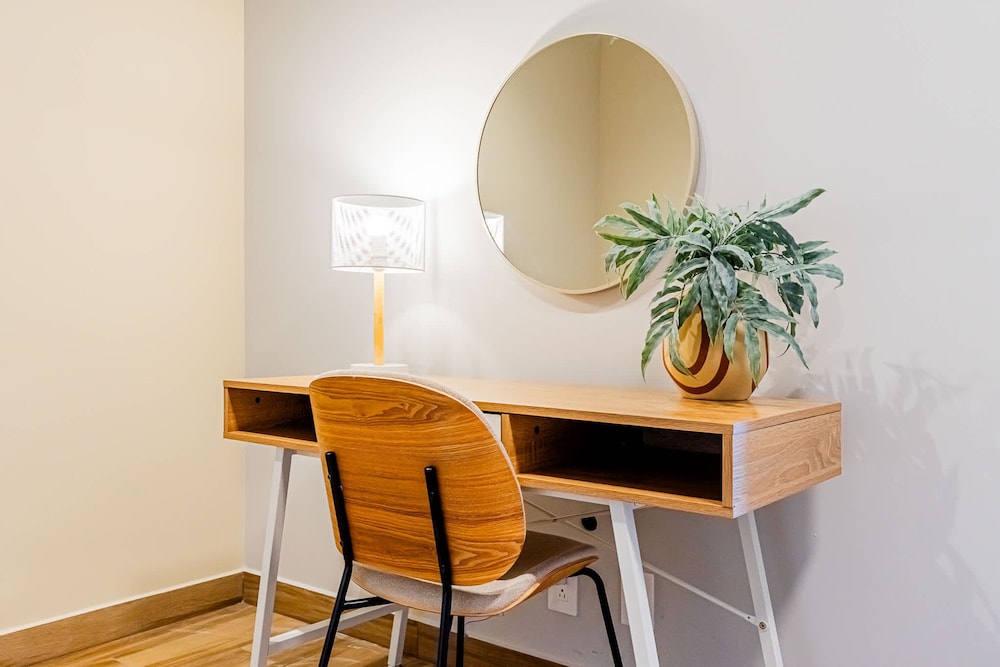 w Splendid 1BR in the Heart of Centriqo