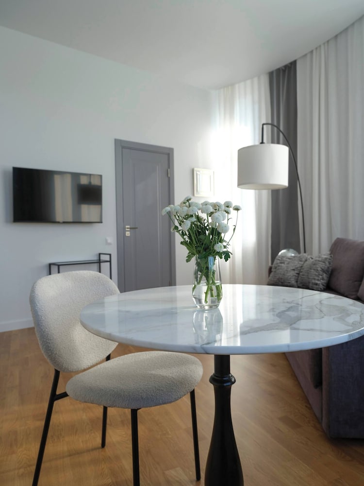 Miro Rooms Center Cloud - Quite Chic