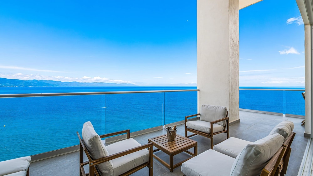 4BR Luxury Penthouse with Ocean Views