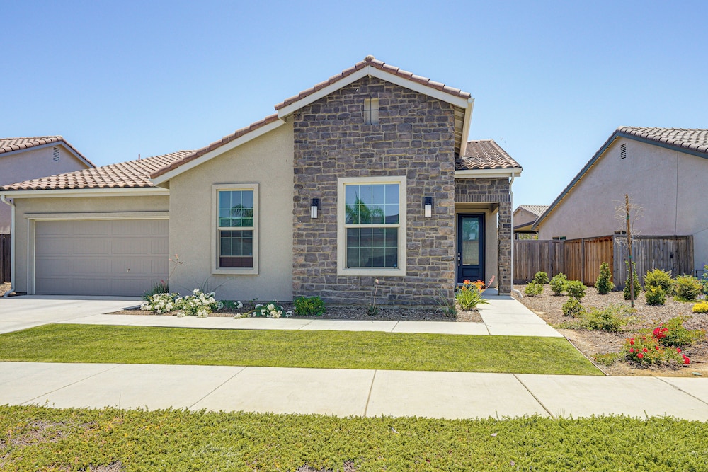 9 Mi to Dtwn Bakersfield: Pet-friendly Home