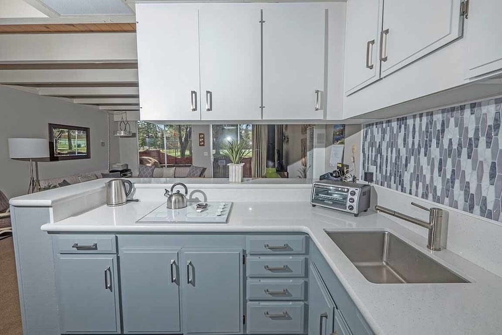 439 Ala Wai, 105 1 Bedroom Condo by RedAwning