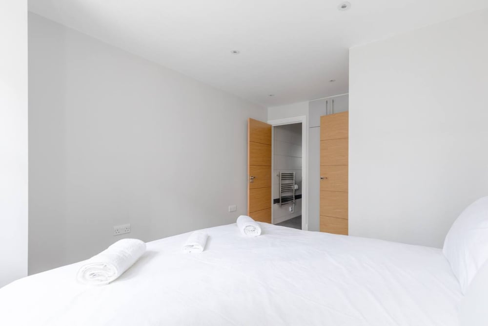 Chic & Spacious 2BD Flat -2 Mins to Baron's Court