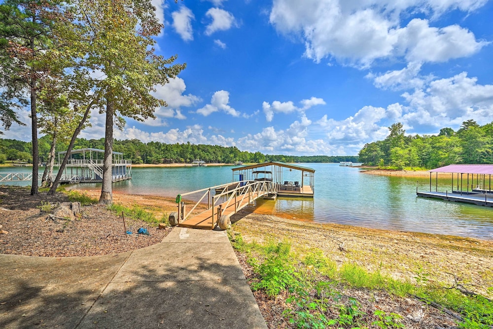 Upscale Family Home w/ Dock on Lake Hartwell! - Property Image 3