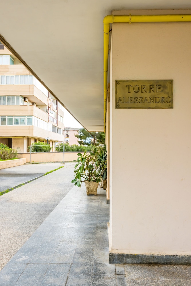 Casa Kenzo With Parking by Napoliapartments