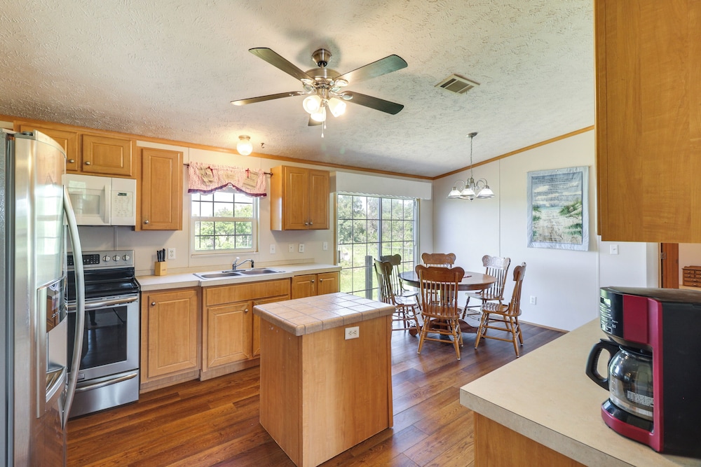Hunt, Fish, Unwind: Countryside Escape in Texas!