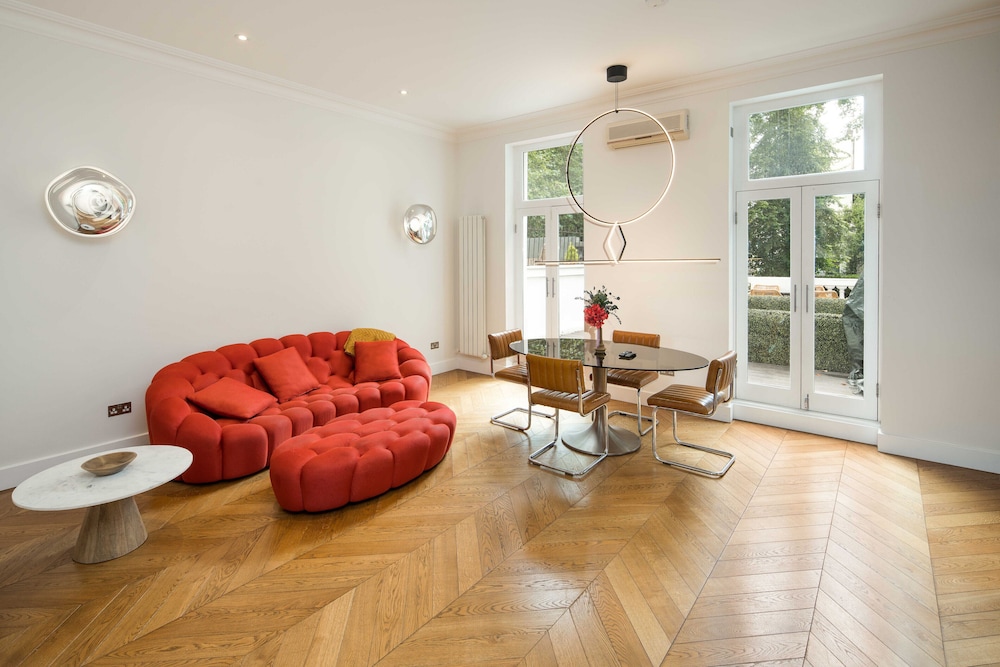 Luxury 2BD Apartment in Holland Park