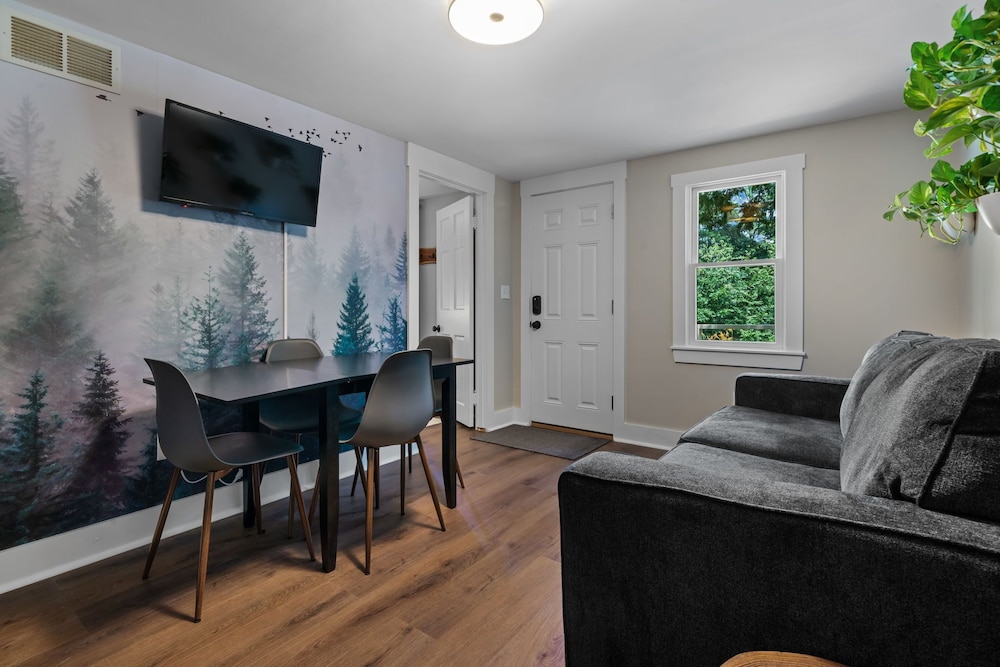 The Aurora Inn & Cottages