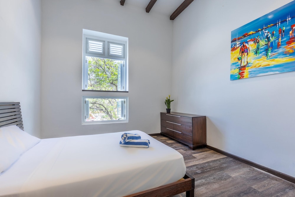Sunshine Magnificently Bright 2BR Top City Centre Townhouse