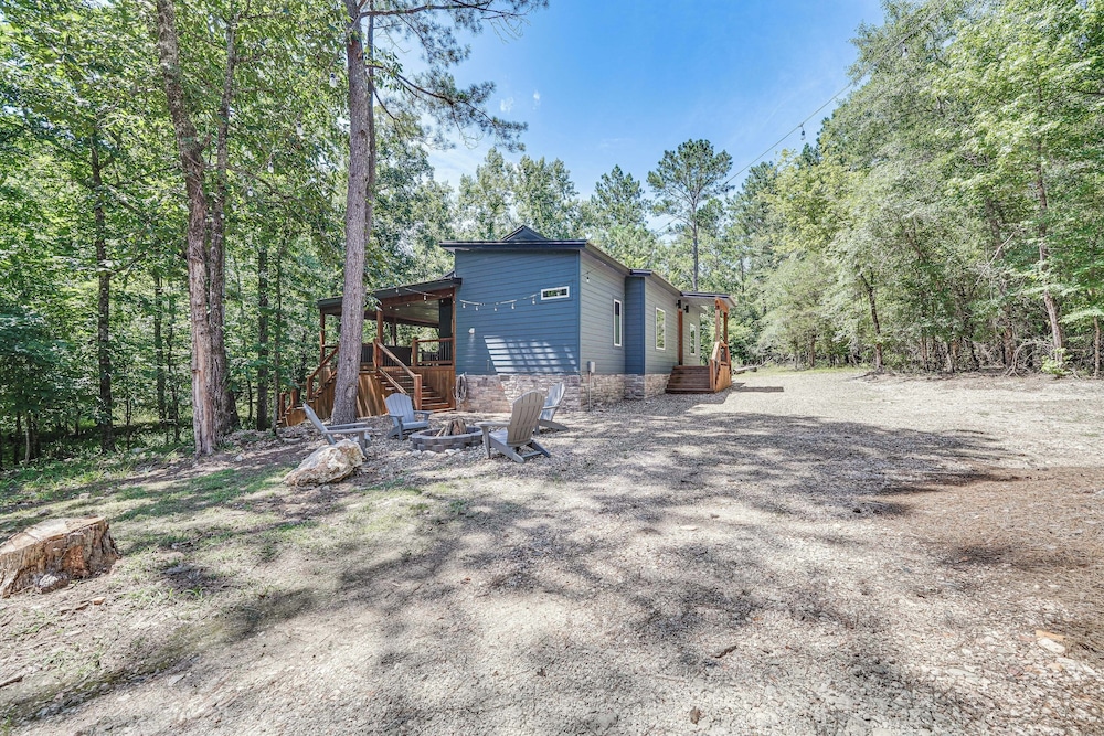 Creekside Cabin w/ Views & Hot Tub in Broken Bow