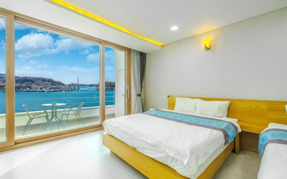 Yeosu Romance Night Sea Pension Resort view 5