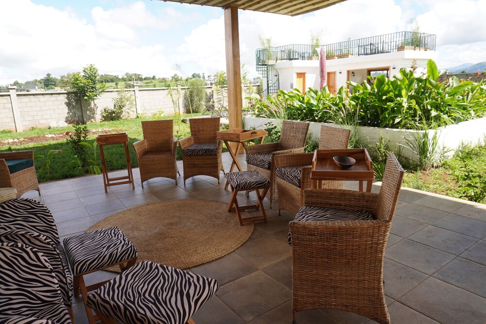 Moyoni Africa Lodge & Tours