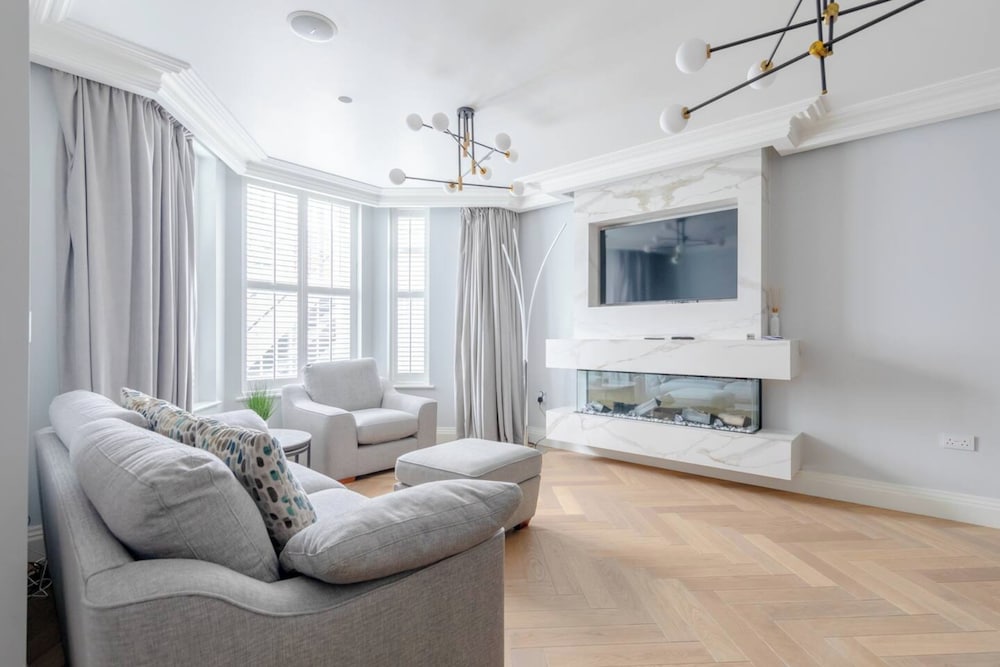 Beautifully Refurbished 2BD Flat - Earl's Court!