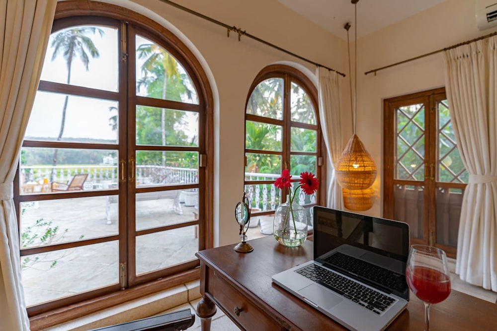 Loto Bianco by Hireavilla -4br w Pvt Pool Siolim