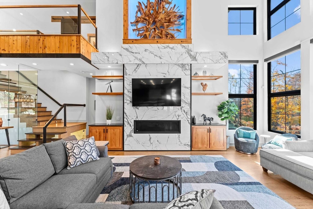 The Grand on Greenbay-7 Bedrooms Sleeps 21 Modern new Build