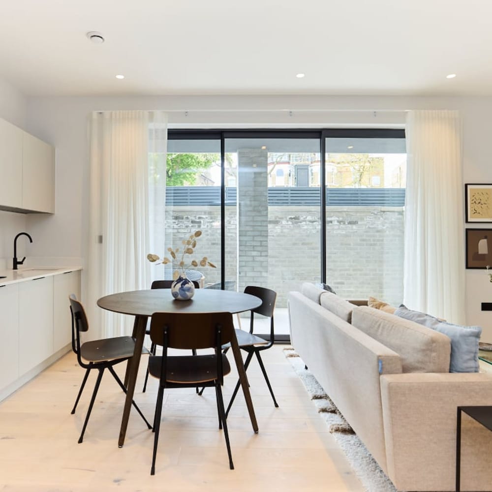 The Brondesbury Quarters - Modern 2bdr Flat With Balcony Parking