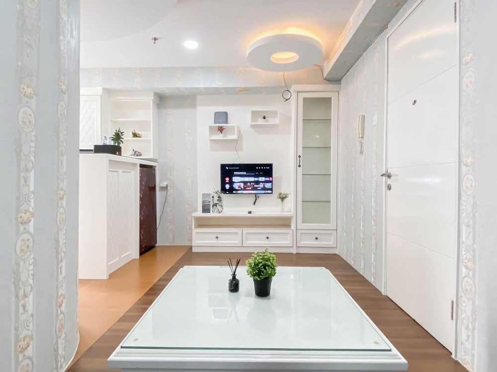 White Accent 1Br Near Mall At Bassura City Apartment