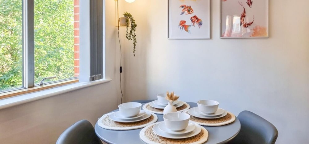 Great Stunning Two Bedroom Apartment With Balcony view 4