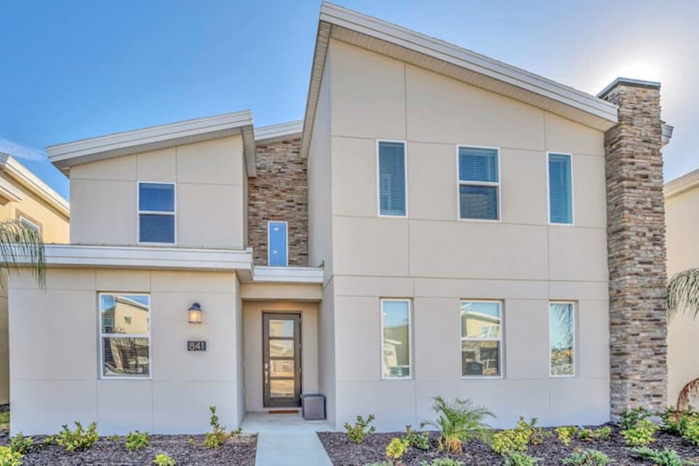 Spacious 8BR Villa Poolside Luxury Fun for 20