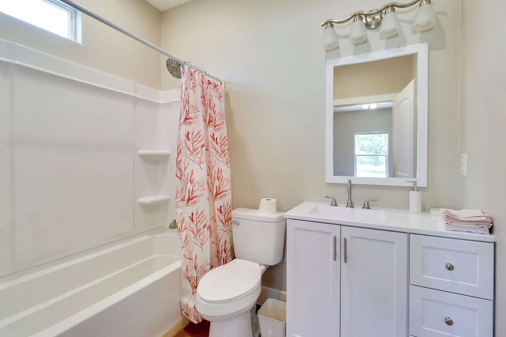 1 Mi to Lake Lbj: Peaceful Home w/ Patio & Yard!