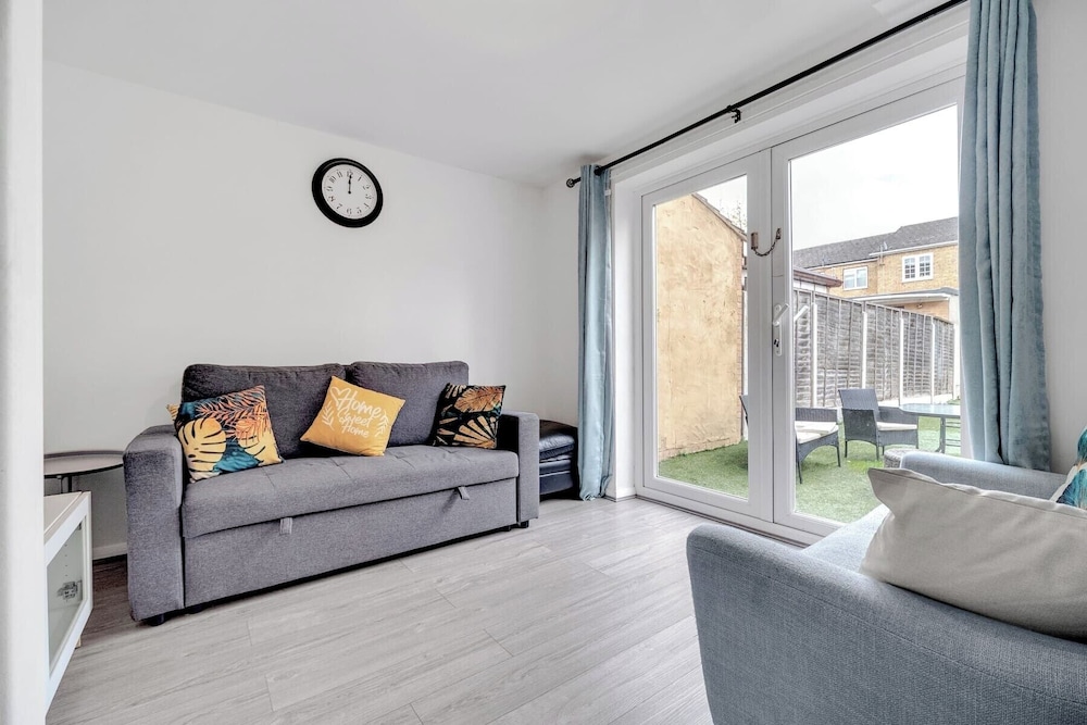 4 Bedrooms - Up To 14 Guests - Free Parking