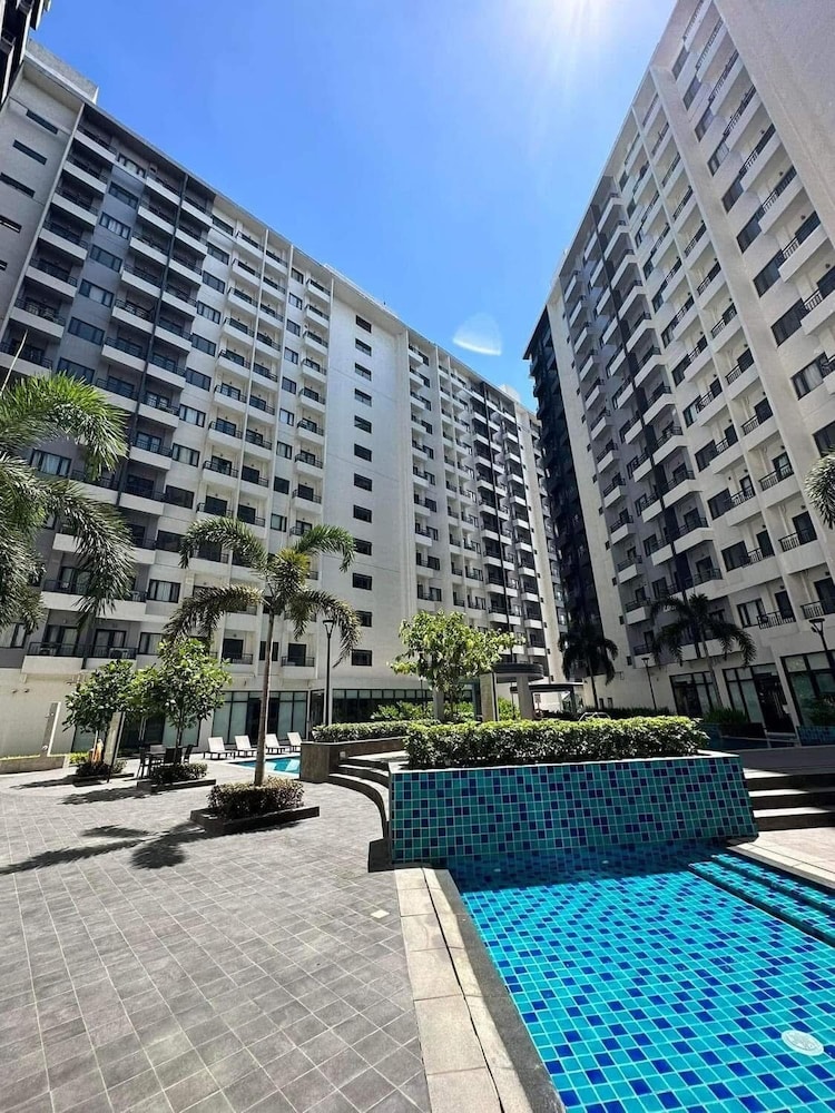 Cozy Retreat w/Balcony Near SM Mall/NAIA Airport