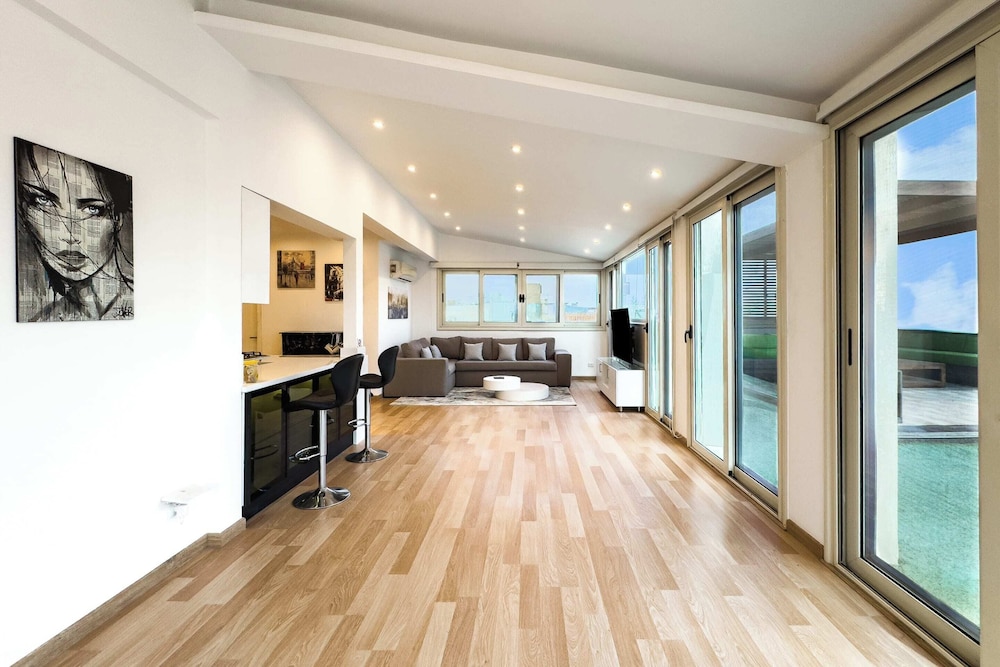 Posh & Panoramic 2bdr Rooftop 5 Min To Airport