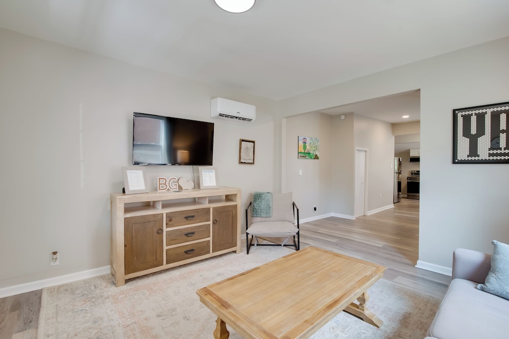 Walk to Wku, Bars & Dining! Updated Duplex Home
