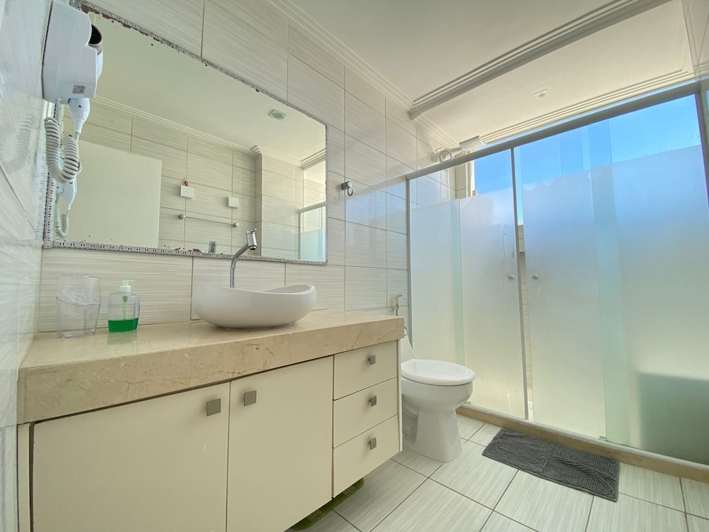 3-bedroom Apt and Ocean View Edi0302