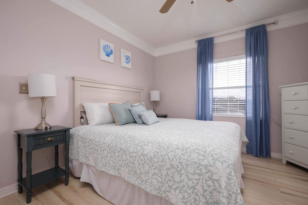 Seaside Haven: Stylish Condo, 3 Pools New Rental