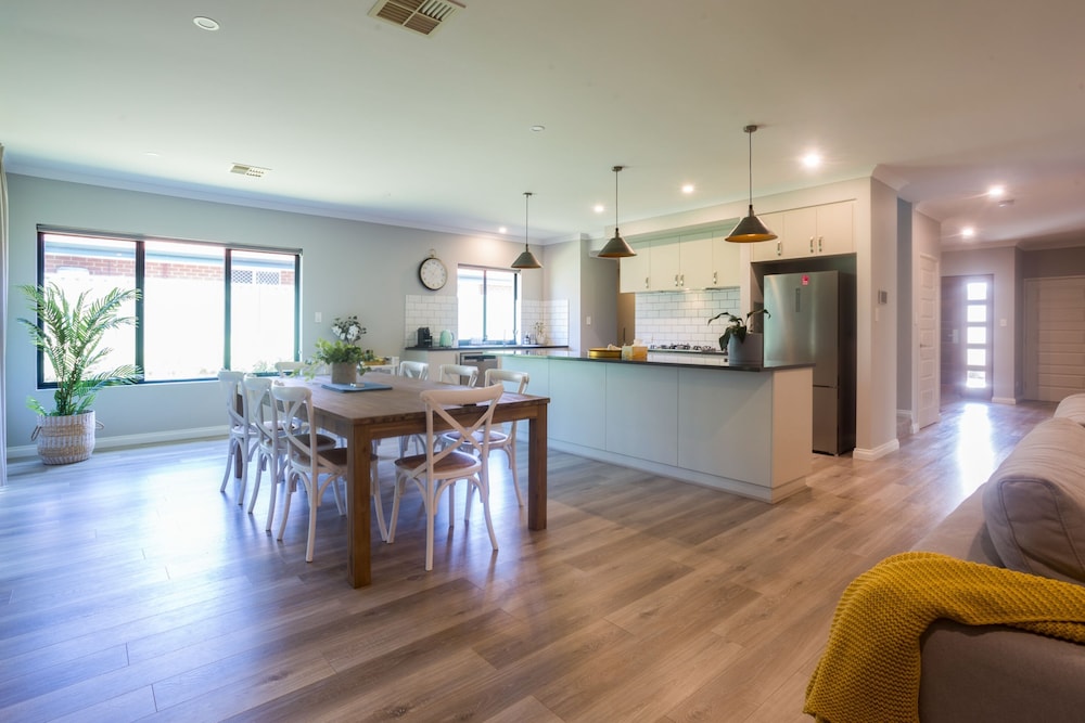 Spacious 4 Bedroom Family Home With Patio and BBQ