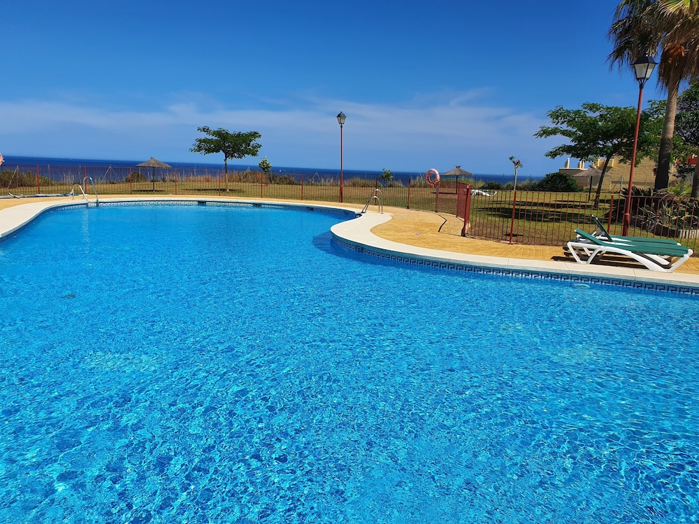 3 Bed Penthouse - Sleeps 8 - Pool - Sea View