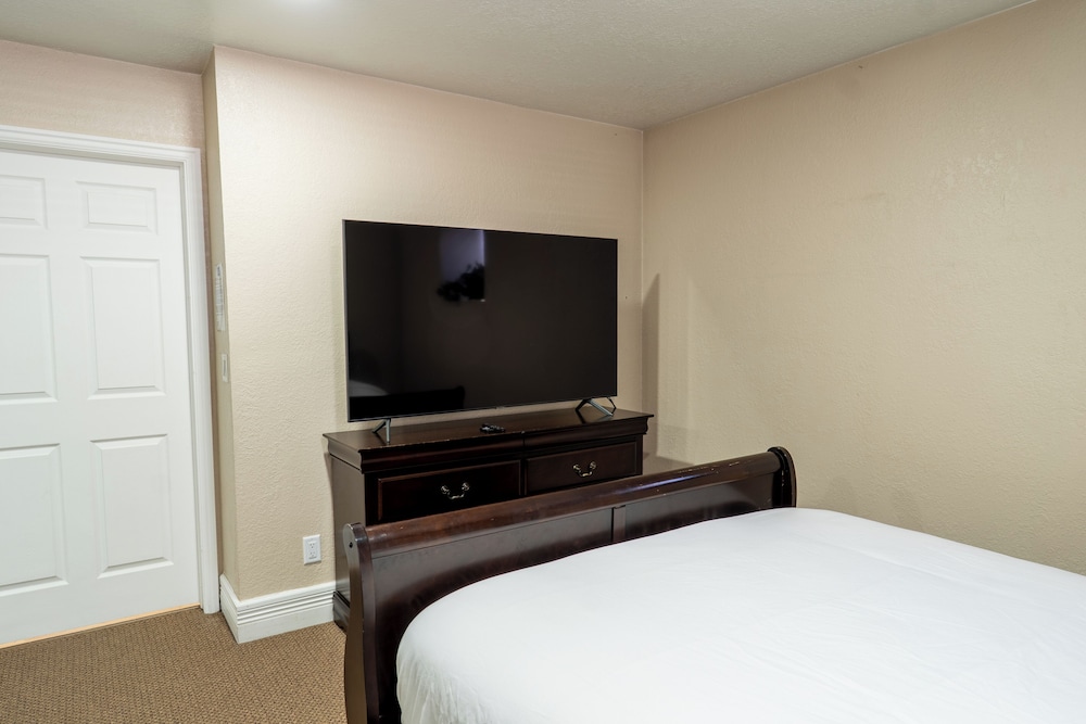 Road Creek Inn