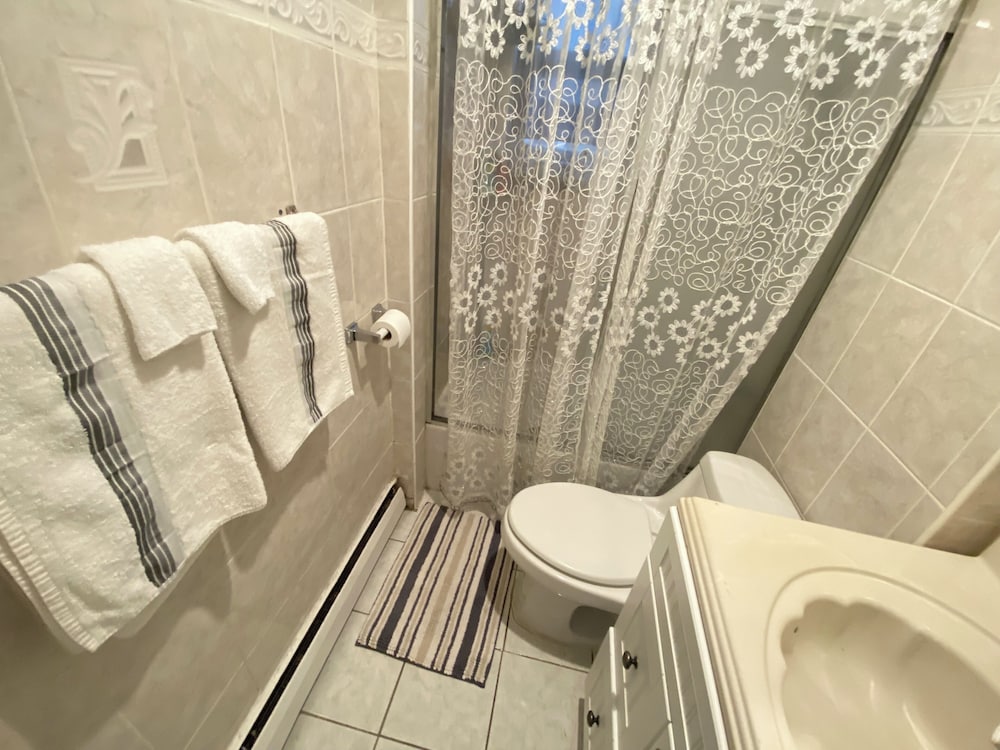 Charming 2 Bedrooms apt One Step to NYC
