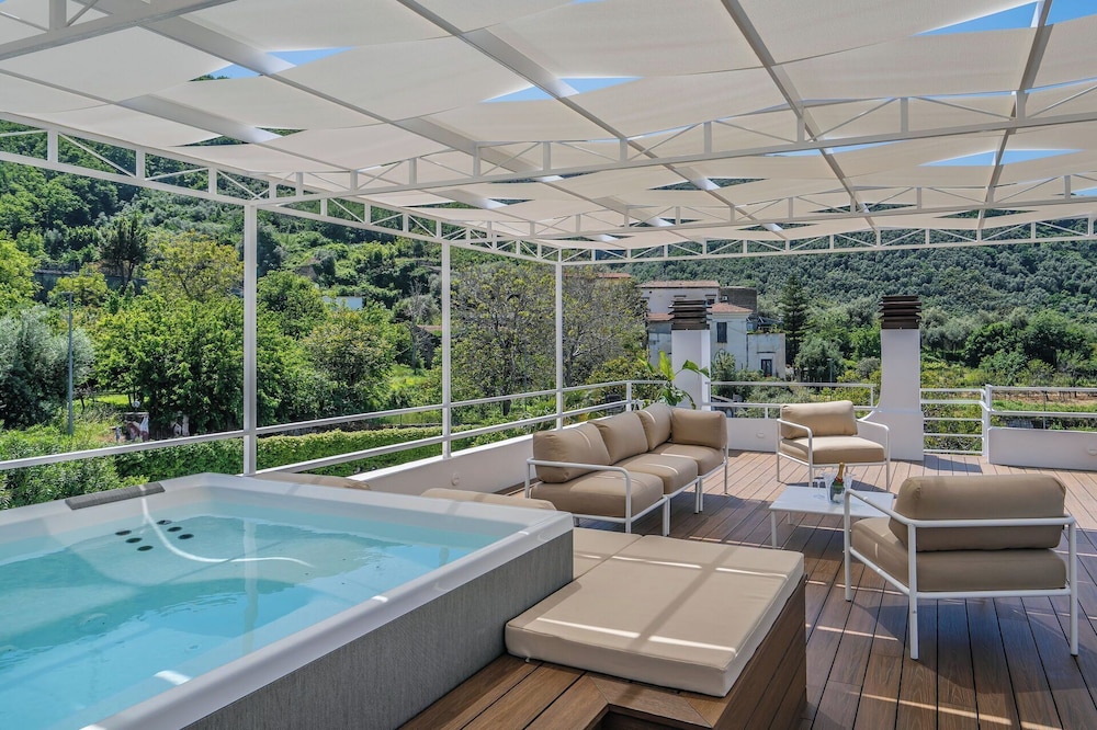 Luxury Levaina Villa, Sleeps 8 on the Amalfi Coast