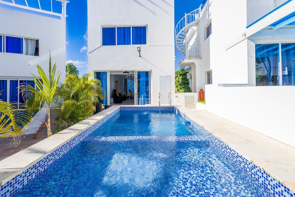 New Modern 2-lvl Punta Cana Villa in Gated Community With Private Pool Rooftop Jacuzzi