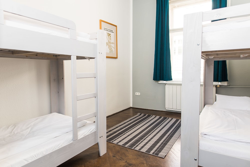 2B Hostel & Rooms